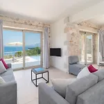 Akoni Villa