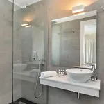 Akoni *